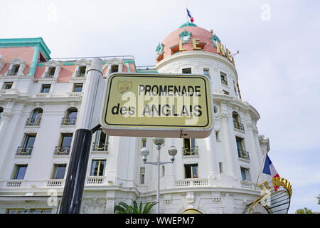 NICE, FRANCE - 16 AVRIL 2018- Vue de l'Hôtel Negresco sur la Promenade des Anglais à Nice, France. Banque D'Images