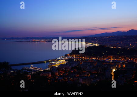 NICE, FRANCE - 16 AVRIL 2018- Vue du coucher de soleil d'un ferry depuis Corsica Ferries dans le Port de Nice et de la Promenade des Anglais en bord de mer e Banque D'Images
