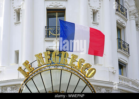 NICE, FRANCE - 16 AVRIL 2018- Vue de l'Hôtel Negresco sur la Promenade des Anglais à Nice, France. Banque D'Images