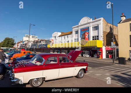 Classic Car Show à Southend on Sea, Essex, Royaume-Uni. Voitures sur la plage vintage car show 'n' shine sur Marine Parade avec des salles de jeux. Ville balnéaire Banque D'Images