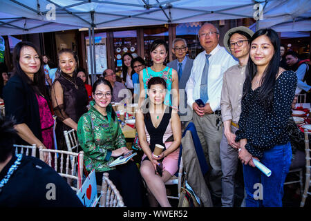 黄萍 (Ping Huang)est un Secrétaire général de l'Association chinoise de Chinatown de Londres en robe verte et sa communauté de Zhejiang UK Association assiste à la fête de la lune - la grande fête pour la communauté chinoise et le 70e anniversaire de la Chine à Chinatown Square le 15 septembre 2019, Londres, Royaume-Uni. Banque D'Images