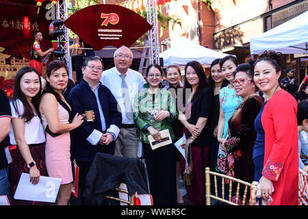 黄萍 (Ping Huang)est un Secrétaire général de l'Association chinoise de Chinatown de Londres en robe verte et sa communauté de Zhejiang UK Association assiste à la fête de la lune - la grande fête pour la communauté chinoise et le 70e anniversaire de la Chine à Chinatown Square le 15 septembre 2019, Londres, Royaume-Uni. Banque D'Images