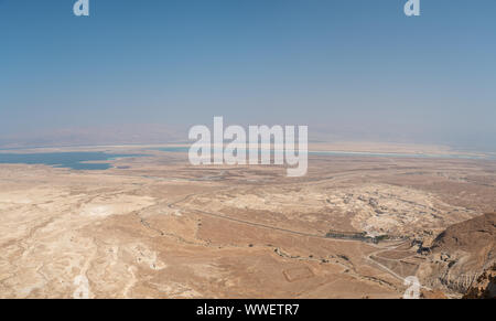 Grand angle Vue aérienne du Désert avec la Massada Cable Station dans le fond Banque D'Images