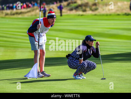 Gleneagles, UK. 15 septembre 2019. La dernière journée à jouer à la Solheim Cup (Europe vs USA) était le traditionnel matchs et le premier match d'être joué était CARLOTA CIGANDA (Europe) vs DANIELL KANG (USA) et de conclure par un dernier putt par SUZANN PETTERSEN (Europe) pour gagner la Coupe d'Europe d'un point. Lizette Salas et son caddy contrôle de la ligne sur le 12ème green. Credit : Findlay / Alamy News Banque D'Images