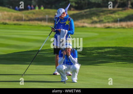 Gleneagles, UK. 15 septembre 2019. La dernière journée à jouer à la Solheim Cup (Europe vs USA) était le traditionnel matchs et le premier match d'être joué était CARLOTA CIGANDA (Europe) vs DANIELL KANG (USA) et de conclure par un dernier putt par SUZANN PETTERSEN (Europe) pour gagner la Coupe d'Europe d'un point. Suzann Pettersen et son caddy l'étude de la ligne sur le 12e vert. Credit : Findlay / Alamy News Banque D'Images