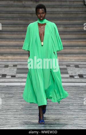 Londres, Royaume-Uni. 15 Sep, 2019. VICTORIA BECKHAM SS20 piste pendant la Semaine de la mode de Londres - London, UK 15/09/2019 | Le monde d'utilisation : dpa Crédit photo alliance/Alamy Live News Banque D'Images