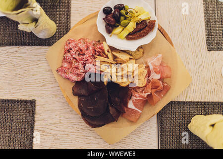 L'espagnol tapas et sangria sur table en bois, vue du dessus Banque D'Images