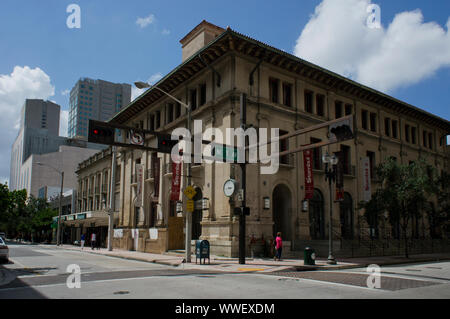 NE 1e Rue et 1e avenue nord-est au centre-ville de Miami avec nous Historique bâtiment du bureau de poste, dominant la vue Banque D'Images