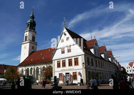 Touristeninformation im alten Rathaus, dahinter die evangelische Stadtkirche barocke Saint Marien,Celle, Niedersachsen, Deutschland Banque D'Images