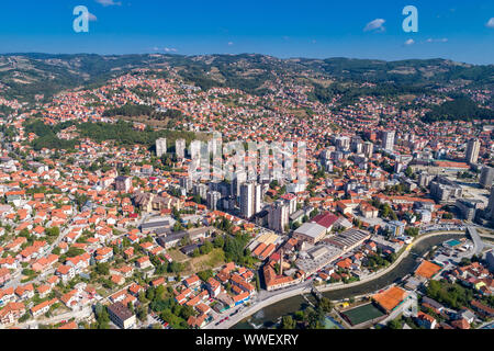 Drone aérien vue de la ville Uzice, ville de Serbie, Balkans, Europe Banque D'Images