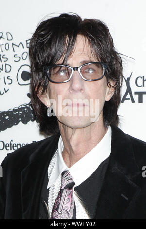 ***PHOTO** Ric Ocasek des voitures est décédé à 70 ans. NEW YORK, NY - 29 février : Ric Ocasek assiste à la Children's Defense Fund Gala de battre la chance à l'Hôtel Pierre, le 29 février 2016 à New York. Crédit : Diego Corredor/MediaPunch MediaPunch Crédit : Inc/Alamy Live News Banque D'Images