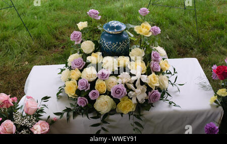 concept de funérailles et de deuil - fleurs entourant l'urne Banque D'Images