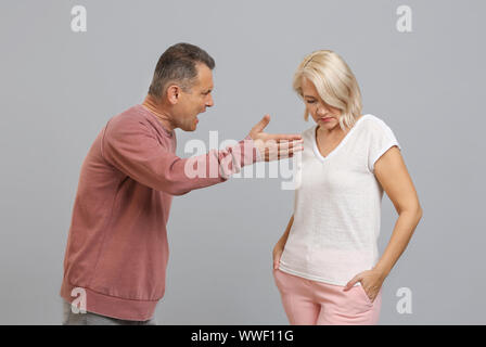 La dispute couple sur fond gris Banque D'Images