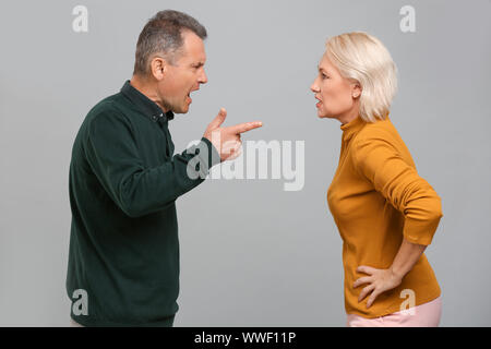 La dispute couple sur fond gris Banque D'Images