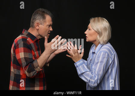 La dispute couple sur fond sombre Banque D'Images