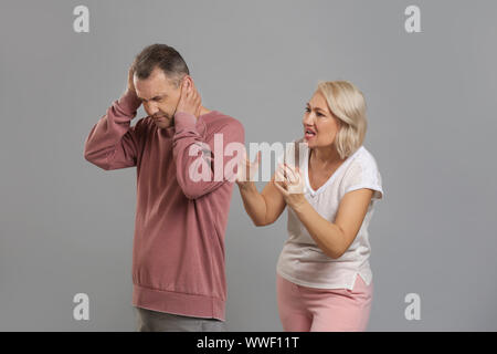 La dispute couple sur fond gris Banque D'Images