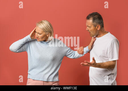 La dispute couple sur un fond de couleur Banque D'Images