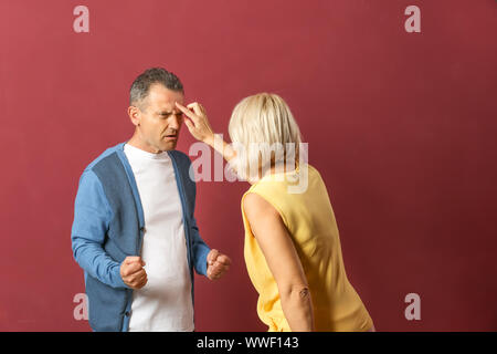 La dispute couple sur un fond de couleur Banque D'Images