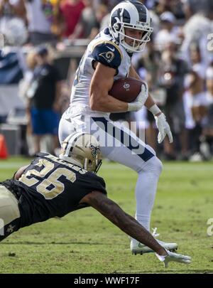 Los Angeles, United States. 15 Sep, 2019. Los Angeles Rams wide receiver Cooper Kupp (18) quitte New Orleans Saints P.J. évoluait Williams (26) derrière sur sa longue seconde moitié réception à la Los Angeles Memorial Coliseum de Los Angeles, Californie le dimanche, 15 Septembre, 2019. Les Béliers défait les Saints 27 - 9 pour ouvrir leur saison. Photo de Michael Goulding/UPI UPI : Crédit/Alamy Live News Banque D'Images