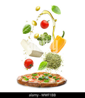 Pizza savoureuse avec des ingrédients tombant sur fond blanc Banque D'Images