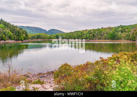 Étang dans le peu de chasseurs de la plage. L'Acadia National Park. Le Maine. USA Banque D'Images