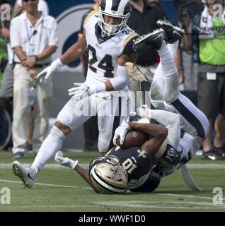 Los Angeles, United States. 15 Sep, 2019. New Orleans Saints wide receiver Tre'Quan Smith (10) s'est terminée, comme Los Angeles Rams coffre Taylor Rapp (24) montres au Los Angeles Memorial Coliseum de Los Angeles, Californie le dimanche, 15 Septembre, 2019. Les Béliers défait les Saints 27 - 9 pour ouvrir leur saison. Photo de Michael Goulding/UPI UPI : Crédit/Alamy Live News Banque D'Images