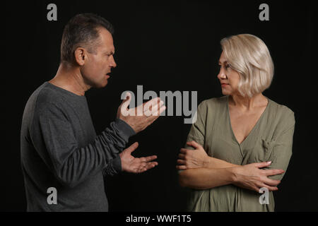 La dispute couple sur fond sombre Banque D'Images