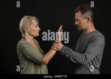 La dispute couple sur fond sombre Banque D'Images