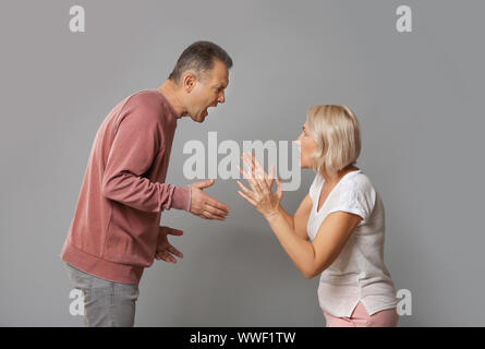 La dispute couple sur fond gris Banque D'Images