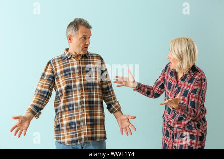 La dispute couple sur un fond de couleur Banque D'Images