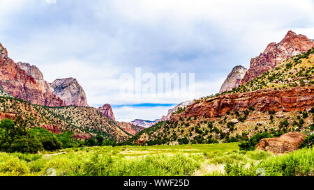 Montagnes à deux côtés de la Pa'rus Trail qui suit le long et au-dessus de la sinueuse rivière vierge dans le parc national de Zion dans l'Utah, USA Banque D'Images