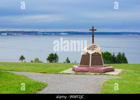 Repère historique sur le Grand Dérangement. Marqueur est situé à Port-la-Joye-Fort-Amherst avec port de Charlottetown à l'arrière-plan. Banque D'Images