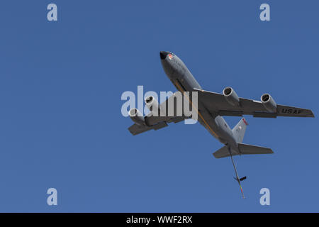 L'Utah un Air National Guard KC-135 Stratotanker survolé Tarbet Domaine Septembre 14, 2019, au Camp Williams, de l'Utah pour la 65e Journée annuelle de gouverneurs cérémonie, une de l'Utah est le plus fier de ses traditions. (U.S. Photo de l'armée de l'armée par la CPS. Elizabeth Johnson) Banque D'Images