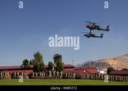 AH-1 Apaches volent au-dessus de la formation pendant l'administration 24. Plus de 7 000 et de l'Armée de l'air Garde nationale est tombé dans le champ de la formation de Tarbet, 2019 Sep.14, au Camp Williams, de l'Utah pour la 65e Journée annuelle de gouverneurs cérémonie, une de l'Utah est le plus fier de ses traditions. (Photo par le Sgt. Nathan Baker) Banque D'Images
