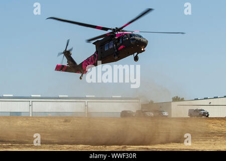 L'ARMÉE AMÉRICAINE UN UH-60 Black Hawk, utilisé par le California Army National Guard's Army Aviation et de soutien # 1 à Los Alamitos terres à helibase pour déposer et ramasser les pompiers, le 12 septembre 2019, à Red Bluff, en Californie, tout en soutenant les efforts déployés pour contenir le Sud feu brûler dans le comté de Tehama. Six hélicoptères ont été activés Cal Garde côtière canadienne pour aider les organismes fédéraux et d'État pour combattre une paire de feux de forêt dans le comté. (U.S. Photo de la Garde nationale aérienne par le sergent. Housman Crystal) Banque D'Images