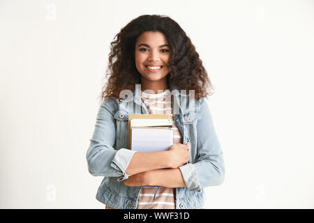 Portrait of cute étudiant afro-américain sur fond clair Banque D'Images