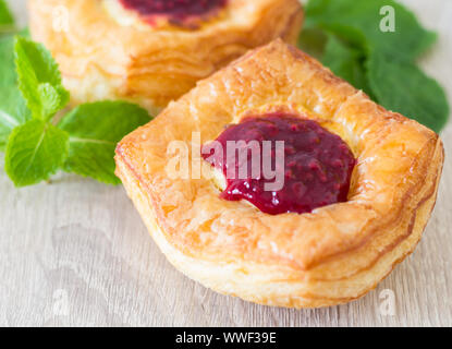 De délicieuses pâtisseries danoises avec confiture de petits fruits, selective focus Banque D'Images