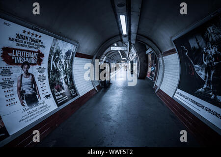 Vue de tunnel et plate-forme dans la station de métro Chalk Farm, London Banque D'Images
