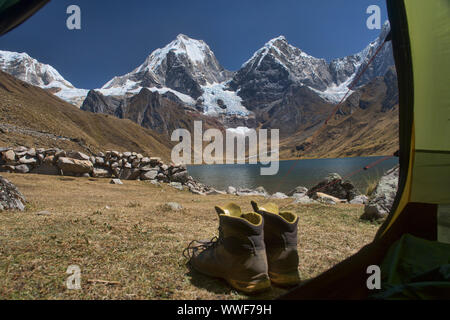 Vue depuis la tente à Laguna Carhuacocha, Cordillera Huayhuash, Ancash, Pérou Banque D'Images