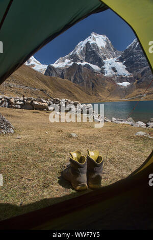 Vue depuis la tente à Laguna Carhuacocha, Cordillera Huayhuash, Ancash, Pérou Banque D'Images