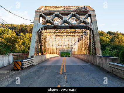 Tidioute le pont qui s'étend sur plus de la rivière Allegheny dans Warren comté au coucher du soleil en été, Tidioute, New York, USA Banque D'Images