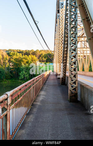 La passerelle Pont de Tidioute qui s'étend sur plus de la rivière Allegheny dans Warren comté au coucher du soleil en été, Tidioute, New York, USA Banque D'Images