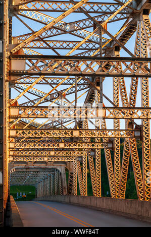 Tidioute le pont qui s'étend sur plus de la rivière Allegheny dans Warren comté au coucher du soleil en été, Tidioute, New York, USA Banque D'Images