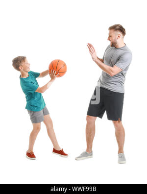 Père et fils Playing with ball on white background Banque D'Images