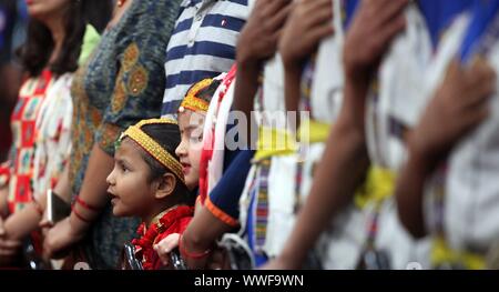 Beijing, le Népal. 15 Sep, 2019. Les enfants chantent l'hymne national lors d'un événement pour célébrer la fête nationale de l'enfance à Katmandou, Népal, 15 septembre 2019. Credit : Sunil Sharma/Xinhua Banque D'Images