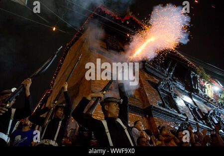 Beijing, le Népal. 14Th Sep 2019. Le personnel de l'armée népalaise des coups de feu après le défilé de char d'Indrajatra Festival tenu à l'Basantapur Durbar Square de Katmandou, Népal, 14 septembre 2019. Les huit jours du festival célèbre l'Indra, le dieu de la pluie, pour marquer la fin de la mousson. Source : Xinhua/Sulav Shrestha Banque D'Images