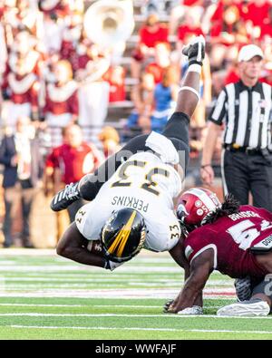 Troy, Alabama, USA. 14Th Sep 2019. L'Université de Troy Trojans a été l'hôte de University of Southern Mississippi Golden Eagles à Veterans Memorial Stadium. WR KEVIN PERKINS prend durement touchées à partir de la ZO BRDIGES de Troy. Les Golden Eagles de Troie outlast dans un shootut 47-42. Les deux équipes se sont élevées à 1 154 verges totales de l'ensemble des infraction à la journée. Banque D'Images