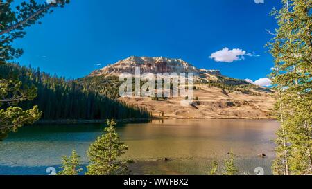 Une belle scène paysage américain, avec l'ancien et le lac Beartooth formation géologique de Beartooth Butte en arrière-plan, situé dans Wyomin Banque D'Images