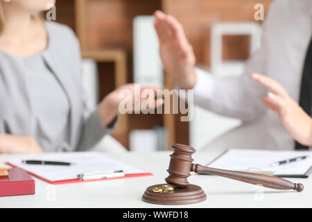 Judge's gavel on table in office. Notion de divorce Banque D'Images