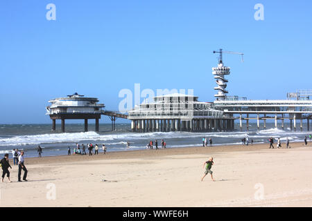 La plage de Scheveningen à La Haye est un excellent endroit pour les sports nautiques comme le kitesurf, marche à pied, prendre le soleil et la baignade, ainsi que la planche à voile. Banque D'Images